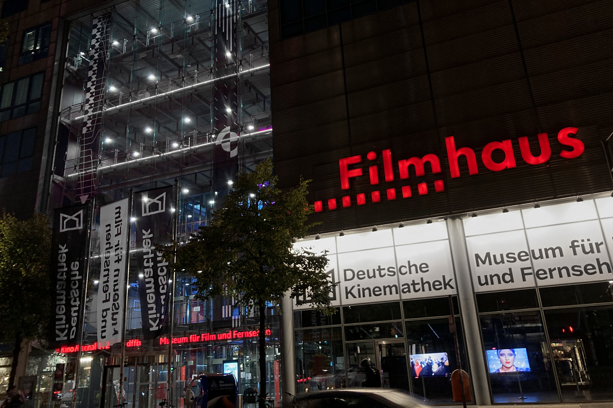 Außenansicht des Museums für Film und Fersehen im Filmhaus am Potsdamer Platz