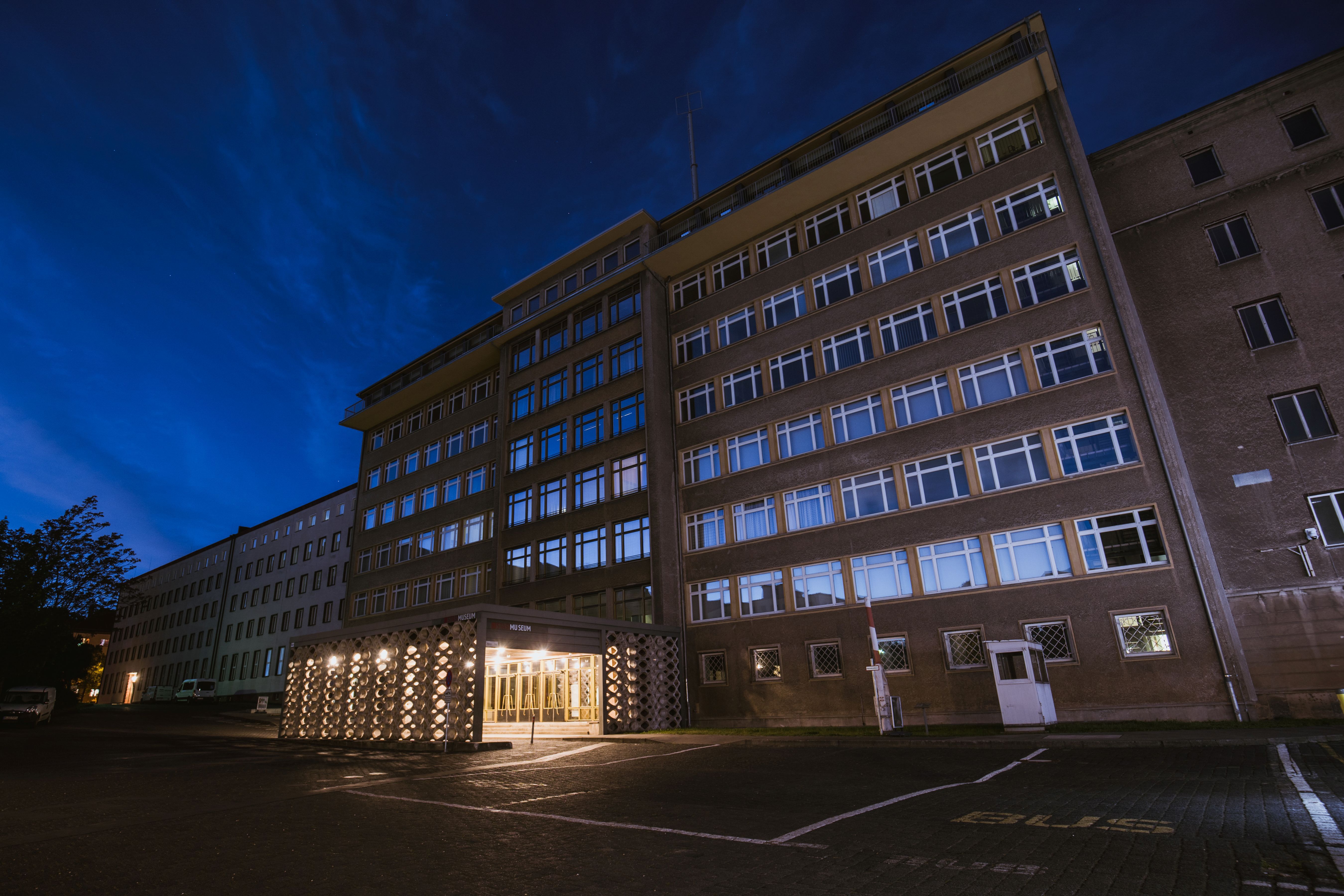 Außenansicht der Stasi-Zentrale - Campus für Demokratie bei Nacht