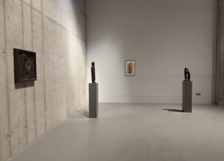Blick in die zweigeschossigen Ausstellungsräume der Werkstattgalerie Hermann Noack mit Werken von Ernst Barlach.